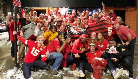 Chicagos Kansas City Chiefs Bar Fans Erupt During Playoff Win Medill