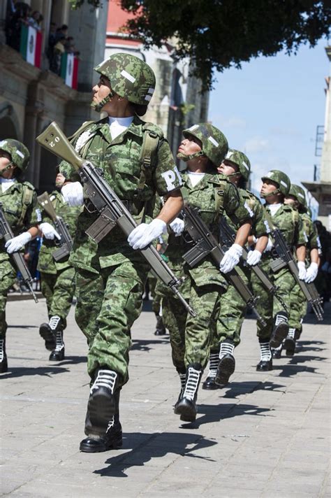 El director de la policía nacional dijo que la nueva imagen institucional los hará más cercanos a los ciudadanos, porque vamos a ser más visibles. Policía Militar | Soldier, Mexican army, Military