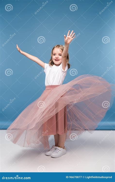 Meisje In Het Roze Rok Stellen In Studio Stock Afbeelding Image Of