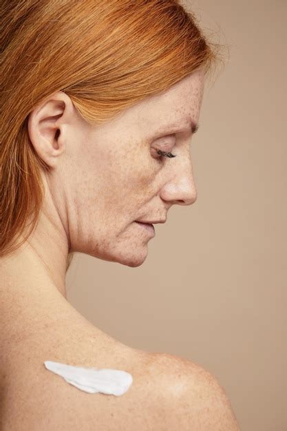 Retrato M Nimo De Mujer Pelirroja Pecosa Aplicando Crema En El Cuerpo Y