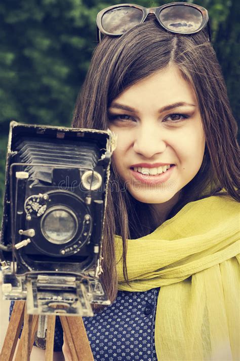 Ritratto Di Bella Ragazza Con Una Retro Macchina Fotografica Fotografia Stock Immagine Di