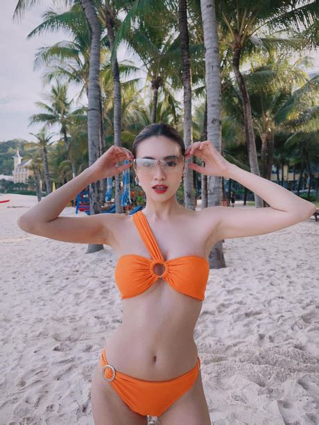 9 Hot Sexy Lan Lan Bikini Pics