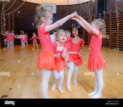 Niños Bailando Ballet Fotografías E Imágenes De Alta Resolución Alamy