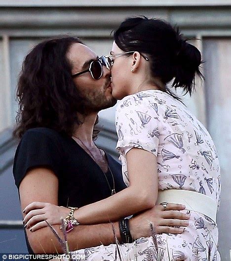 Russell Brand And Katy Perry Share A Kiss As They Reunite In La Daily Mail Online