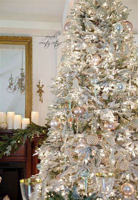 20 Flocked Christmas Tree Decorating Ideas