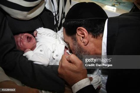 Metzitzah Photos And Premium High Res Pictures Getty Images