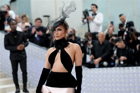 Met Gala Jennifer Lopez Luce Cuerpazo Con Un Elegante Y Sensual Vestido Cut Out De