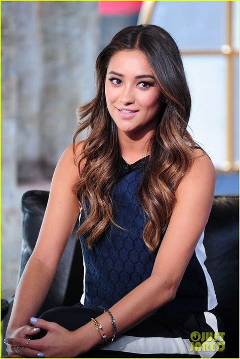 Shay Mitchell Is Very Careful While Live Tweeting Pretty Little Liars