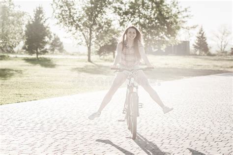 Guida Sorridente Della Ragazza Sulla Bicicletta Fotografia Stock Immagine Di Svago Felicità