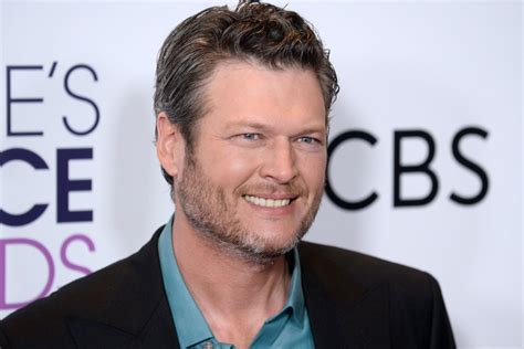 blake shelton named people magazine s sexiest man alive for 2017