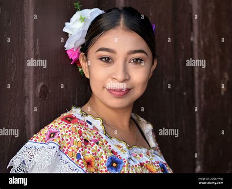 jeune femme mexicaine belle avec maquillage porte traditionnelle yucatecan yucatecan robe