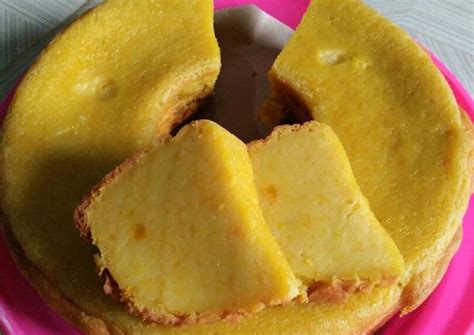 Kue ini memiliki tekstur yang lembut dan rasa yang manis. Resep Bolu kojo labu kuning oleh Ria Rumiati - Cookpad