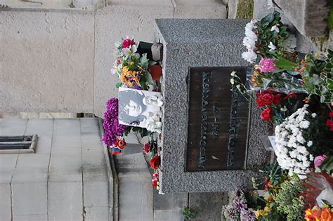 Le Tombe De Jim Morrison Cimetières Cimetière Du Père Lachaise