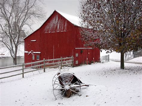 Red Barn In The Snow Old Barns Red Barn Barn
