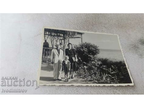 Снимка Мъж жена и малко момченце пред беседка покрай морето Стари снимки Изделия от хартия