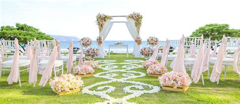 Decorations in indian weddings have surpassed the typical standards of simple hanging or scrunched up drapes and cliched floral arrangements a long time back. 30 Luxury Wedding Decor Ideas | Wedding Forward