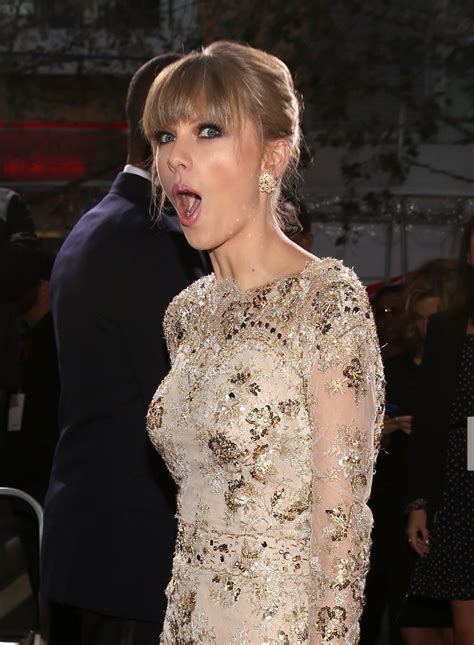 Taylor Swift Made A Face On The Red Carpet At The Amas In November