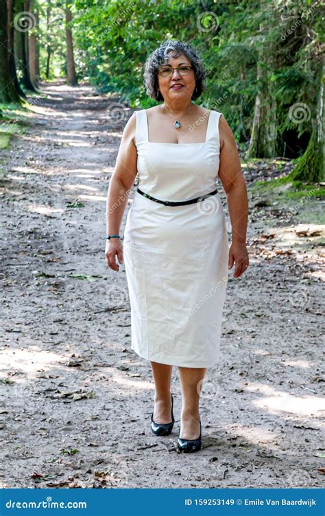 Belle Femme Mexicaine Mature En Robe Blanche Se Promenant Vers La Caméra Sur Un Chemin De Terre