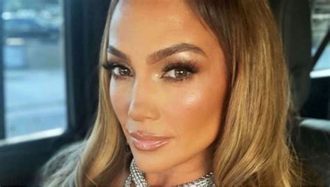 Jennifer Lopez Presume Las Uñas Lip Gloss Con Diamantes Ideales Para