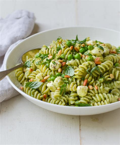 Pesto Pasta Salad Na May Mga Gisantes Pine Nuts At Mozzarella Pearls Quixelo