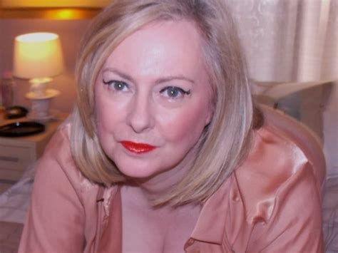 Wanhopige Blonde Babe Marilyn Moore Smeekt Haar Man Om Te Boren