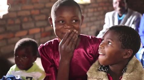 Malawi Får Det Nye Testamente På Modersmål Youtube