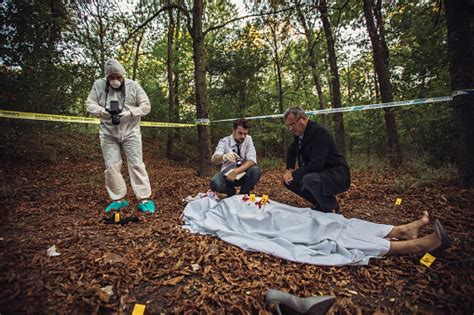 Recolección De Evidencia En La Escena De Asesinato De Detectives Foto