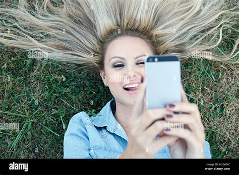 Schöne Junge Blonde Liegen Auf Dem Rasen Und Unter Selfie Stockfotografie Alamy