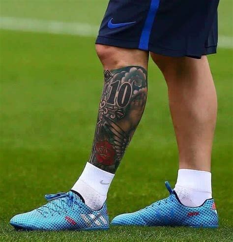 Lionel messi of barcelona shows off his new tattoo as he takes part in a training session prior to the uefa champions league final match between barcelona and. Messi's calf tattoo | Tatuagem panturrilha masculina ...