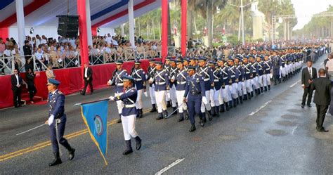 tropas de la fuerza aérea de república dominicana participan en desfile militar y policial en