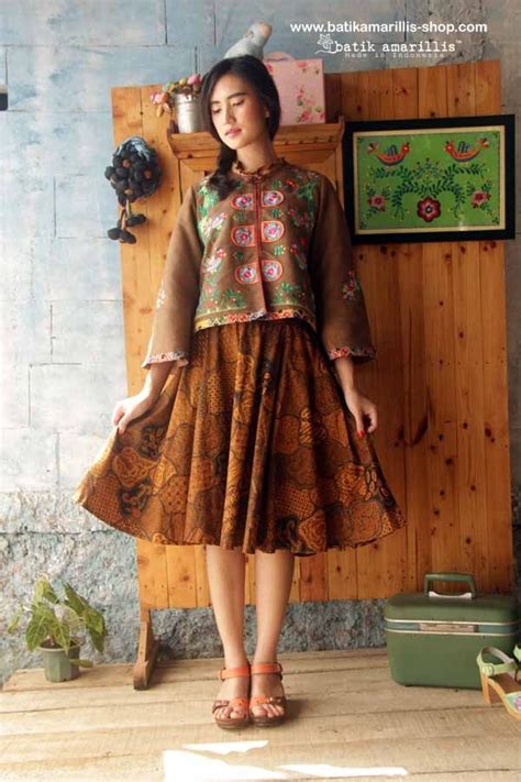 Batik Amarilliss Amarillissima Jacket In Hungarian Embroidery Style On Faux Model Pakaian