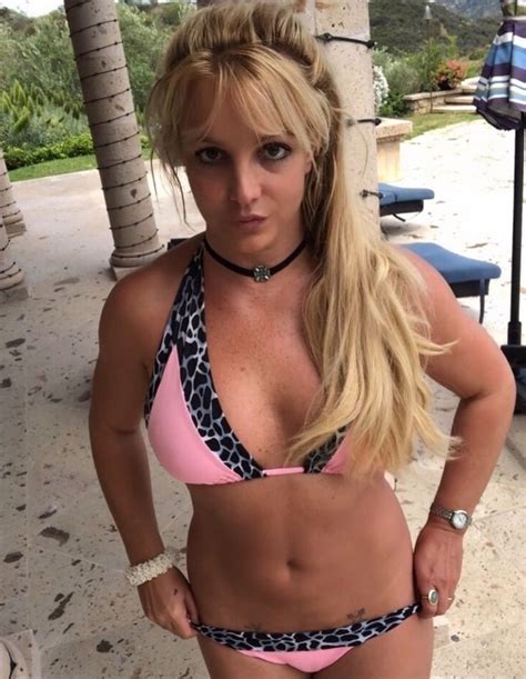 Britney Spears Posa De Biquíni E Avisa Finalmente Cortei A Franja Quem Quem News