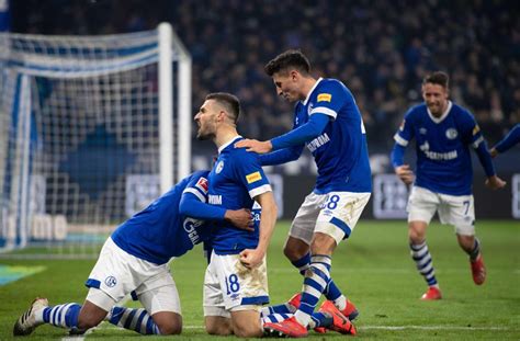 The game between schalke and hertha has already been postponed once because of the virus after an outbreak at hertha last month with several cases among players and staff. Fußball-Bundesliga: Schalke siegt nach Torwart-Tausch ...