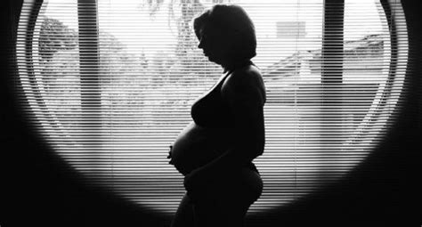 Flujo Blanco En El Embarazo Causas Consecuencias Síntomas Y Casos