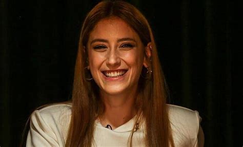 Hazal Kaya dan romantik paylaşım Eşini yalnız bırakmadı Magazin