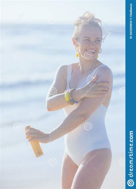 Feliz Elegante Mulher De Anos De Idade Em Roupa Branca De Praia Foto
