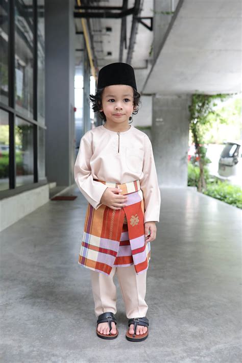 Warna putih ini bisa kamu kenakan sebagai pakaian saat prosesi ijab kabul. Baju Melayu Warna Warni Kids (Sandy Brown) - Omar Ali