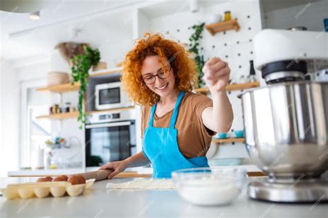 Fröhliche Attraktive Junge Erwachsene Frau Hausfrau Bäcker Tragen Eine Schürze Die Einen