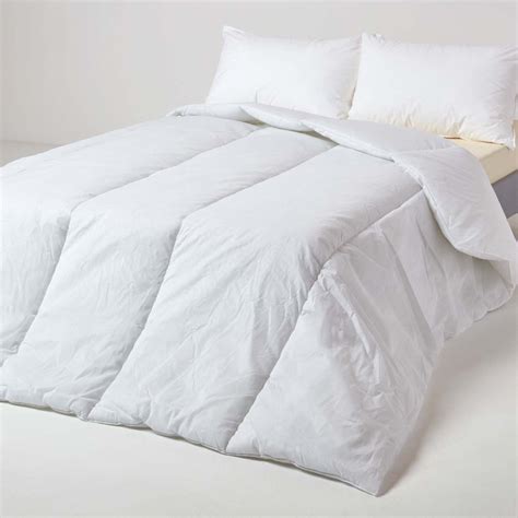Adaptée aux nuits estivales, cette couette est aussi conçue pour résister aux lavages fréquents à haute température, idéale pour assainir le couchage : Couette Légère Spéciale Été 100% Polyester Ultra moelleuse ...