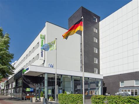 A microwave, refrigerator and ironing facilities are included. Zentrales Hotel: Holiday Inn Express Hamburg City Centre
