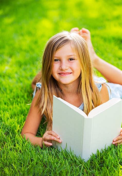 Adolescente Feliz Que Muestra Los Pulgares Para Arriba Foto De Archivo