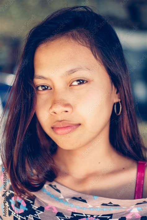 Foto De Natural Portrait Beautiful Asian Girl Smiling Native Asian
