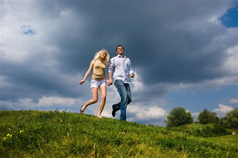 Imágene Experience Pareja De Jóvenes Paseando Por Los Paisajes Naturales