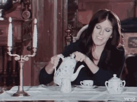 Cecilia Evangelina Gif Cecilia Evangelina Desayuno Discover Share