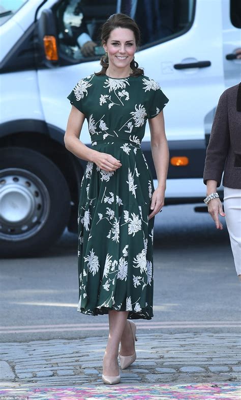 Kate Middleton Joins The Queen At Chelsea Flower Show Daily Mail Online