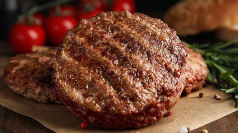 The Reason Lean Burger Meat Isnt The Best For Grilling