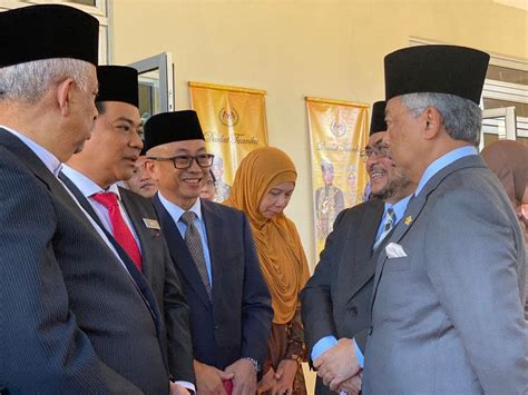 Check 'susun atur' translations into english. Susun atur lawatan kerja Agong menepati dokumen Warta ...