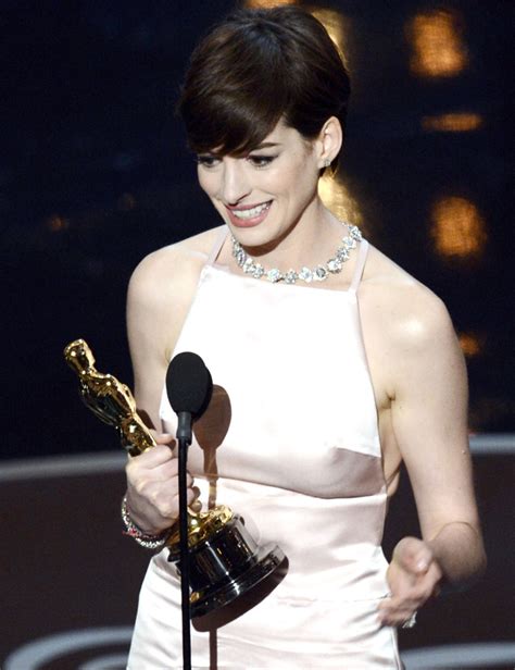 Oscar 2013 Anne Hathaway é A Vencedora Do Oscar De Melhor Atriz Coadjuvante Ofuxico