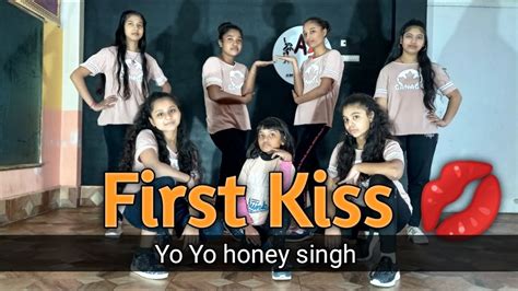 First Kiss Yo Yo Honey Singh Ft Ipsitaa Dance Choreography First Kiss Dance Cover Youtube