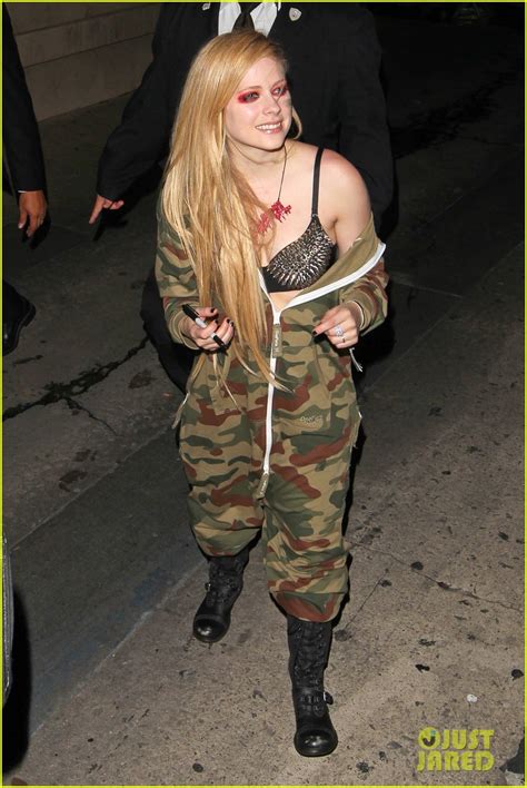 Avril Lavigne Flaunts Metal Spikes On Bra For Jimmy Kimmel Photo